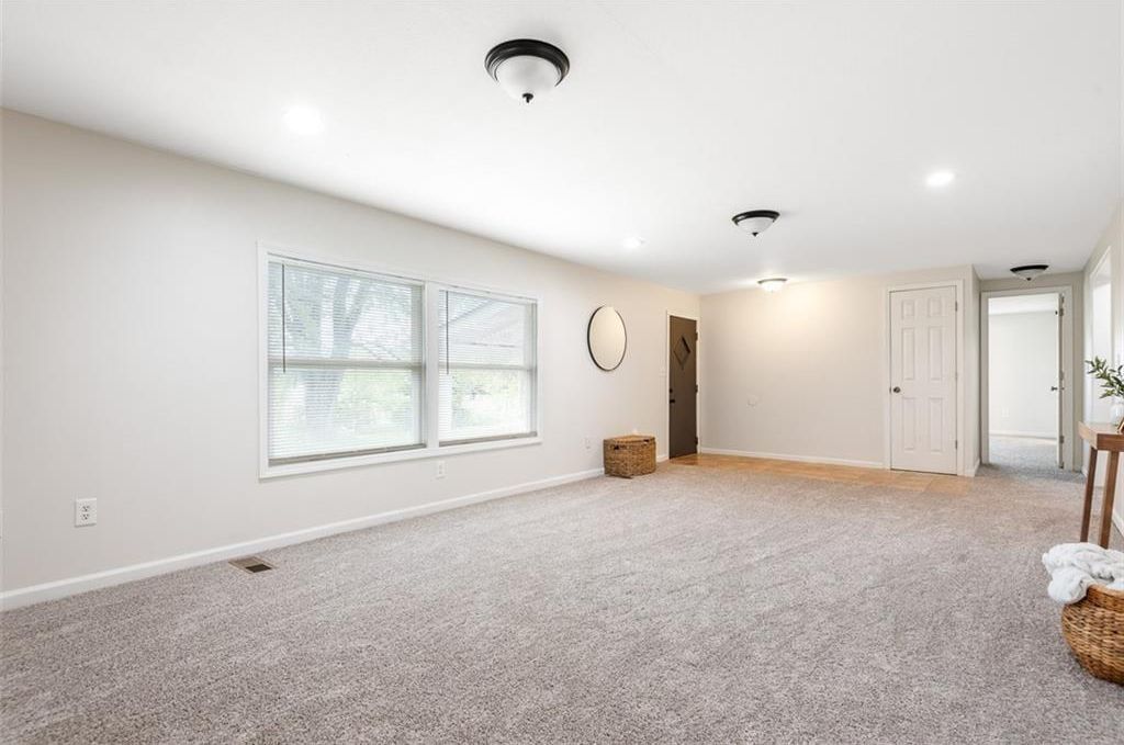 38757 Hedge Ln, Fontana, KS - View 3