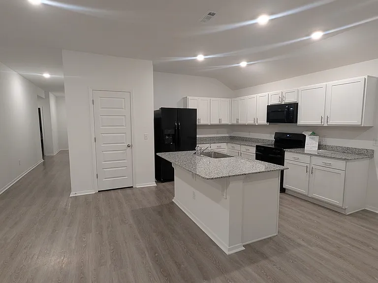1405 E Latium St — Photo 2