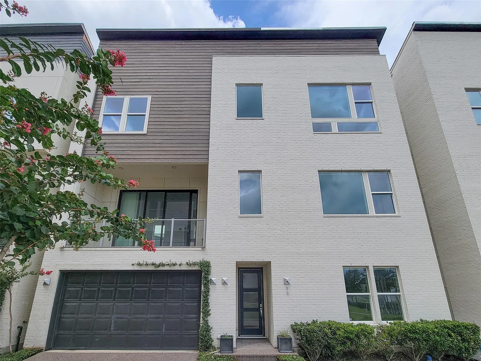 3 bed, 3.5 bath, 2374 sqft, $2,900 — Photo 1