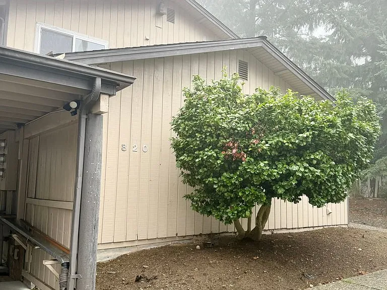 820 NE Riddell Rd — Photo 11