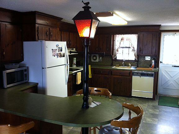 Main kitchen, breakfast bar