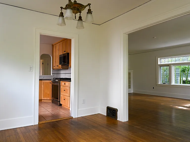 1921 E Lynn St — Photo 3