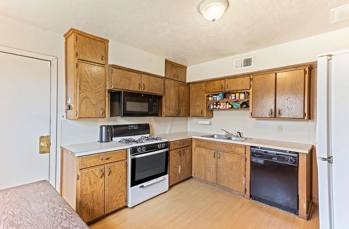3 bed, 1.5 bath, 1300 sqft, $1,395 — Photo 3