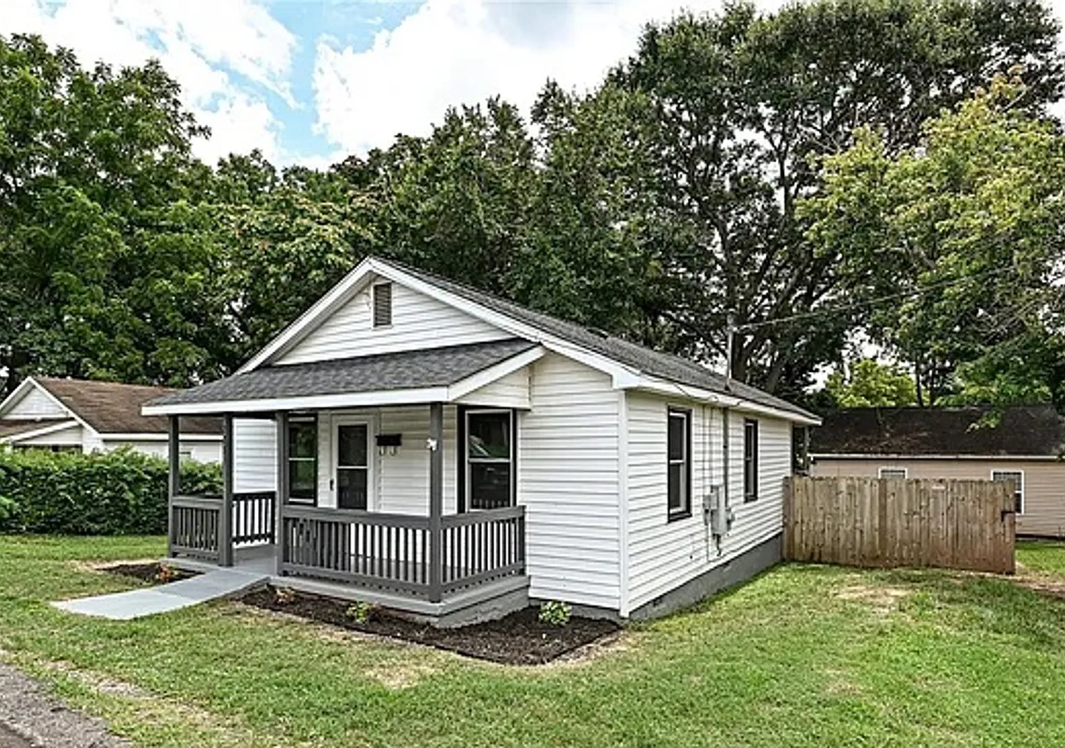 Charming 2-bed, 1-bath bungalow just steps from downtown Lincolnton! — Photo 2