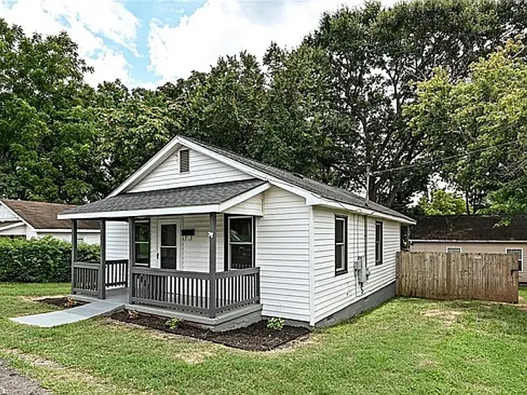 225 Charlesvoix Ave — Photo 2