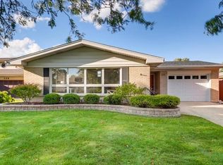 132 Ambleside Rd, Des Plaines, IL 60016