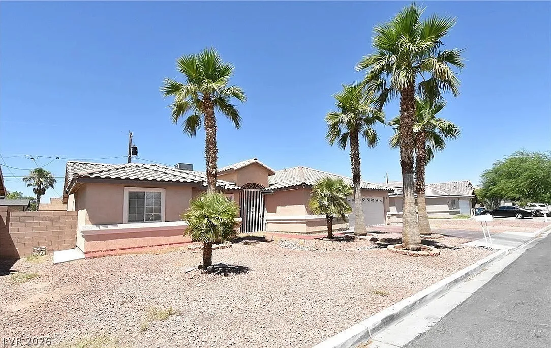 5 bed, 2.5 bath, 2315 sqft, $3,200 — Photo 3