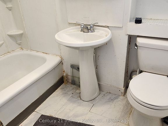 2nd image of 134 Simcoe St S #2