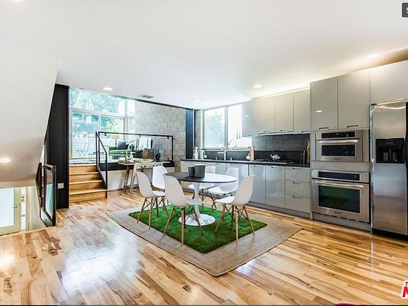2nd image of 530 N Larchmont Blvd APT 3