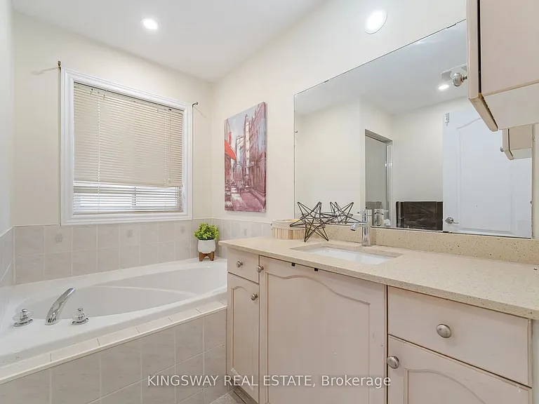 803 Khan Cres — Photo 28