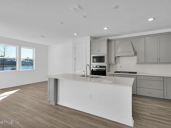 5th image of 152 SALAZAR Street
