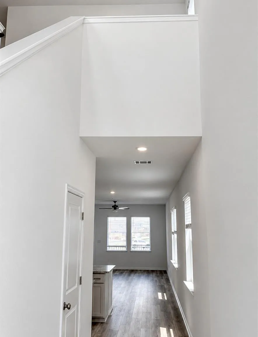 4 bed, 2.5 bath, 2193 sqft, $2,295 — Photo 4
