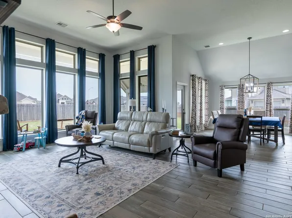 1900 Edgecreek, Seguin, TX 78155