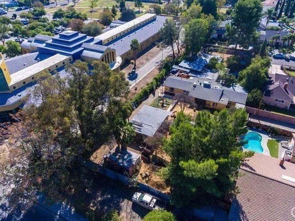 16326 Nordhoff St, North Hills, CA 91343