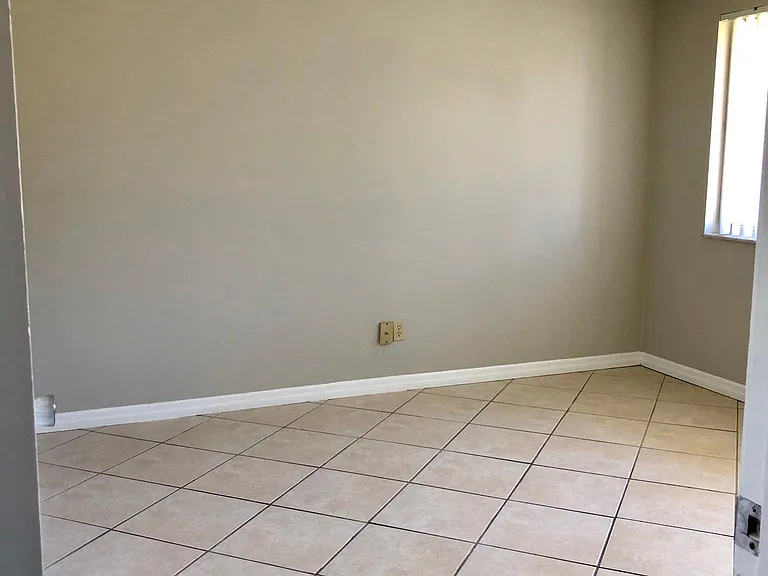 638 NE 15th Ct — Photo 10