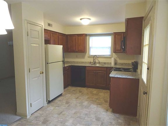 5th image of 220 Thia Ct