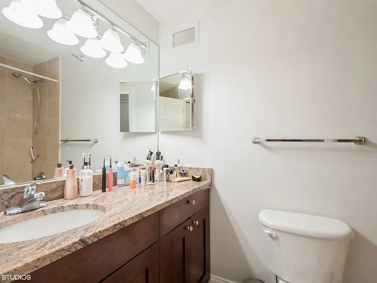 440 N McClurg Ct #705 — Photo 1