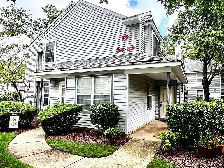 35 Waterview Dr — Photo 1