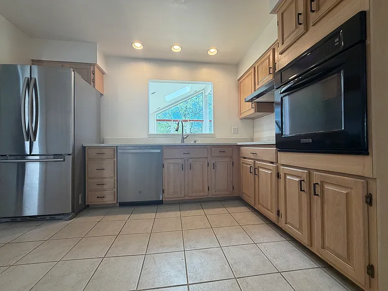 1161 Parker Ln — Photo 4