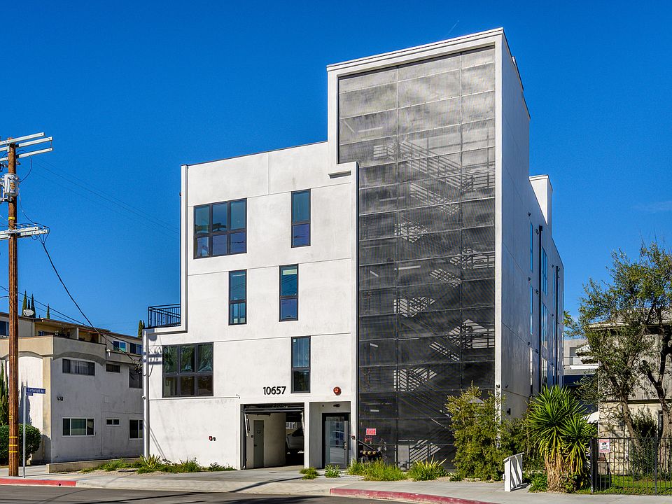 1st image of 10657 Moorpark St #305
