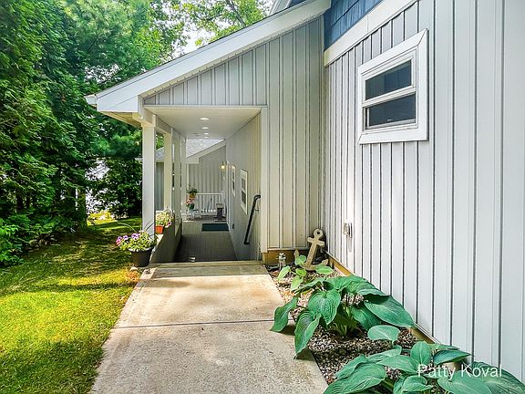 3rd image of 2580 Seymour Dr