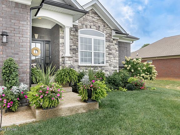 4th image of 451 W Woodlake Cir