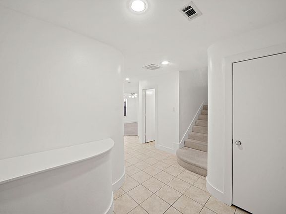 5th image of 8690 Meadowcroft Dr