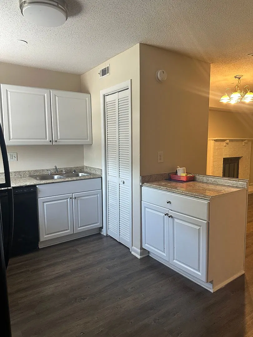2 Bedroom 1.5 Bathroom Condo Near University — Photo 4