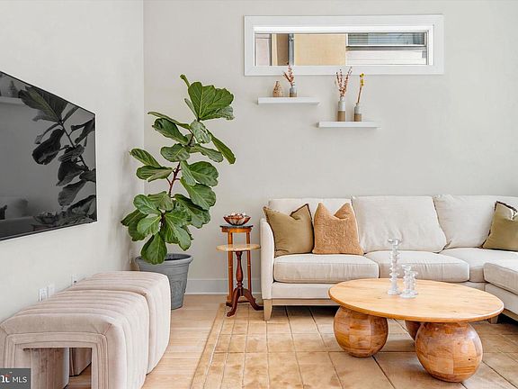 4th image of 800 Montrose St #A