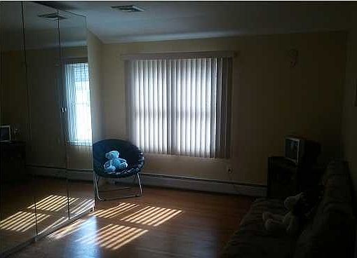 4th image of 106 Ormsby Ave