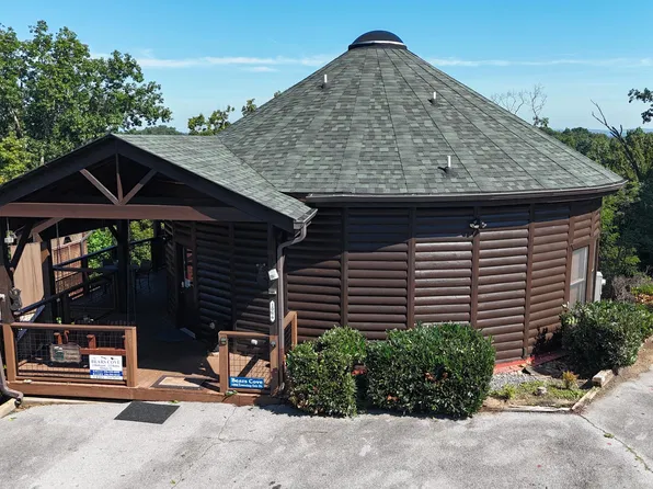 1086 Towering Oaks Dr, Sevierville, TN 37876