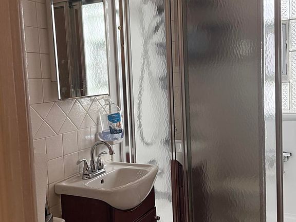 5th image of 562 Dallas St