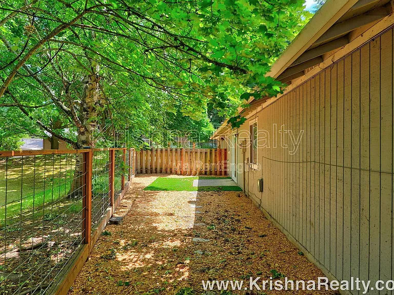 19684 SW 68th Ave — Photo 16