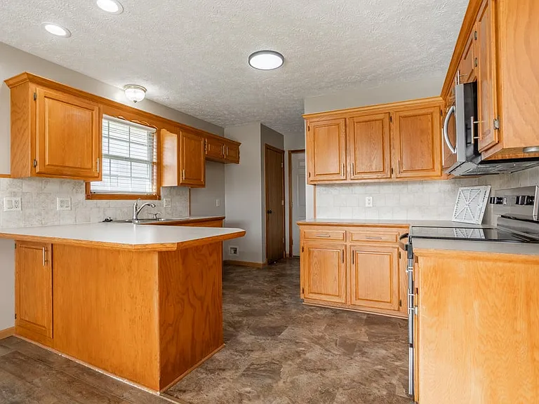 580 N Lynette Ave — Photo 6