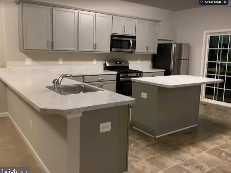 212 Parkland Dr — Photo 3