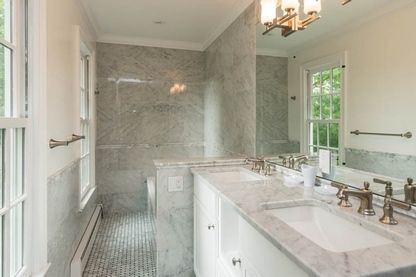 Shared Bathrm Upstairs