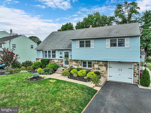 3rd image of 1019 Howard Rd