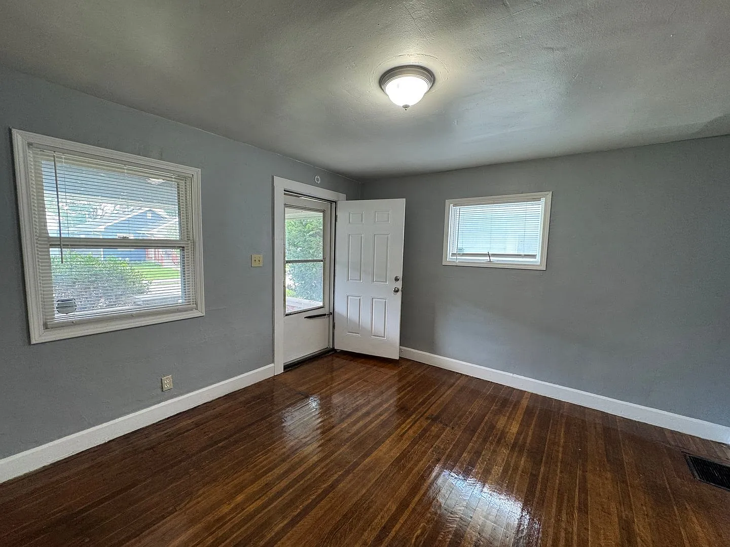 738-740 Bosart — Photo 3