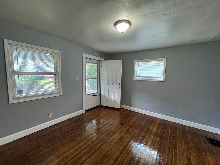 738 N Bosart Ave — Photo 3