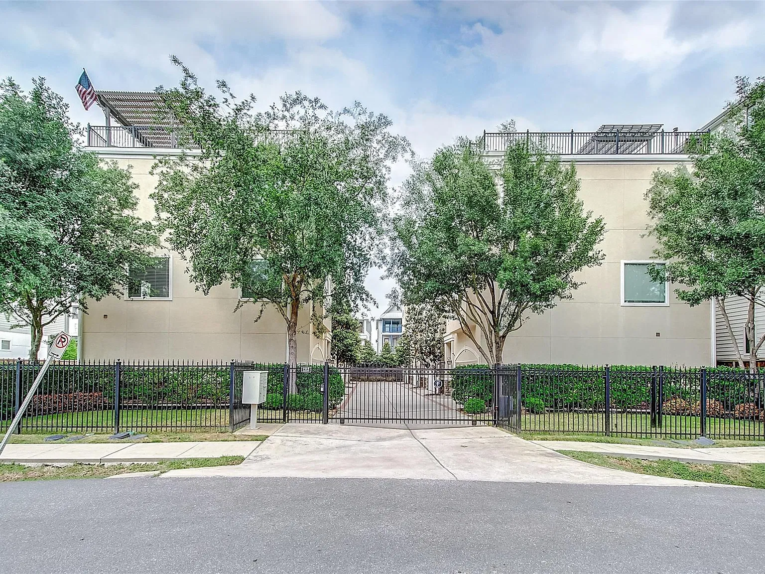 3 bed, 3.5 bath, 2321 sqft, $3,395 — Photo 2