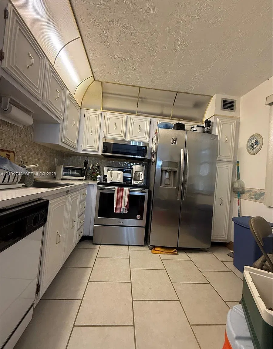 2811 Somerset Dr — Photo 1