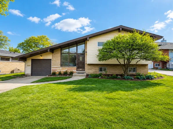 826 S Villa Ave, Villa Park, IL 60181