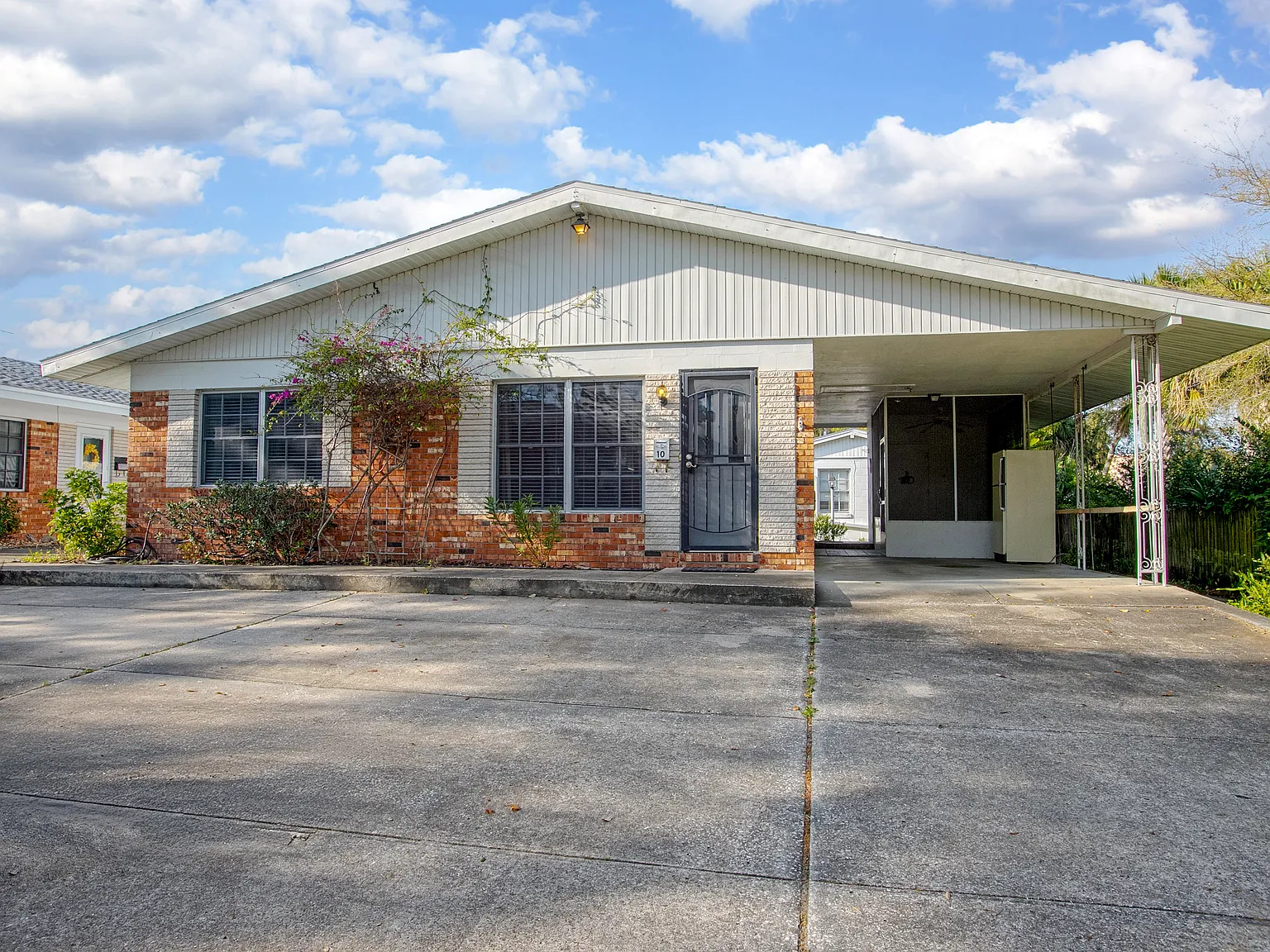 2/1 DeLand, Steps from Stetson! $1,495/month with a $50 water fee! — Photo 1