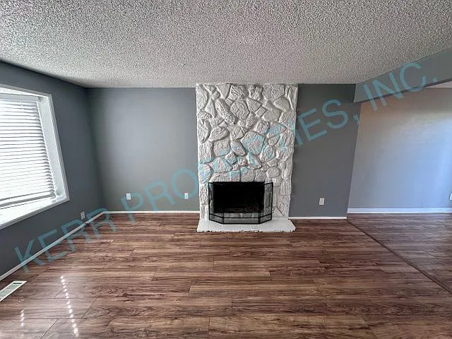 Charming 3-Bedroom Duplex Retreat in Gresham with Spacious Layout! — Photo 4