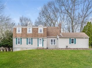 11 Lena Dr, Uncasville, CT 06382