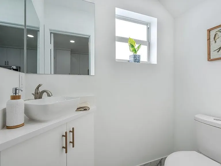 411 NW 12th Ave — Photo 3