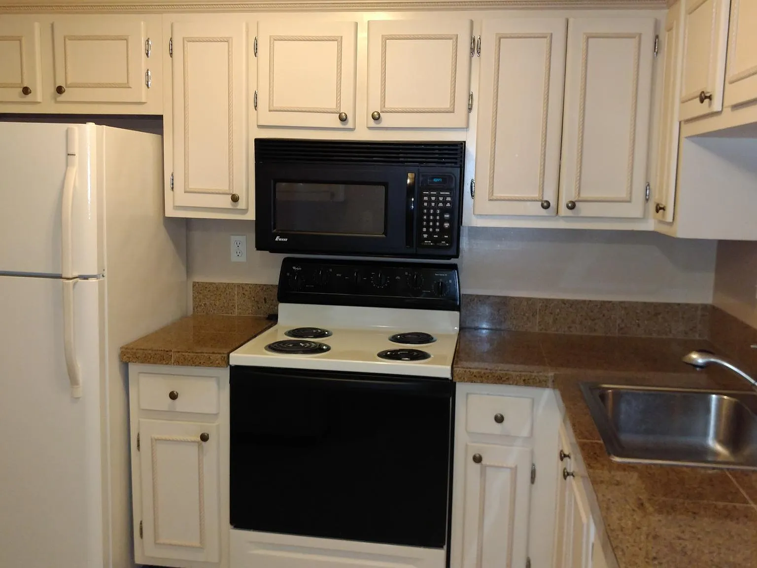 2 bed, 936 sqft, $2,250 — Photo 3