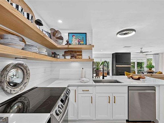 4th image of 244 13th St NE APT 201
