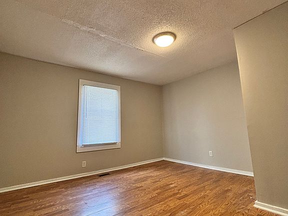 4th image of 405 S Oak St