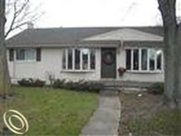 34069 Jefferson Ave, Saint Clair Shores, MI 48082